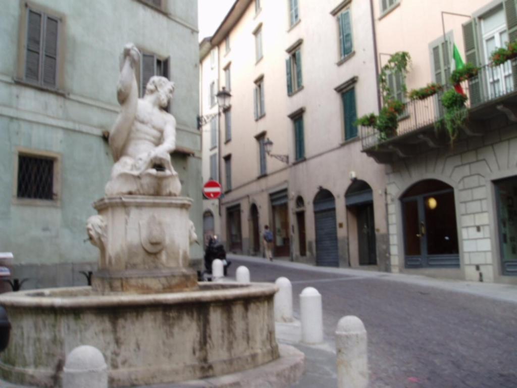 Casa Vacanza Fontana Del Delfino Bergamo Zimmer foto
